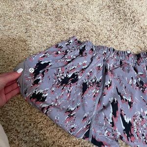 lululemon size 4 hotta hot shorts (2.5 in)
